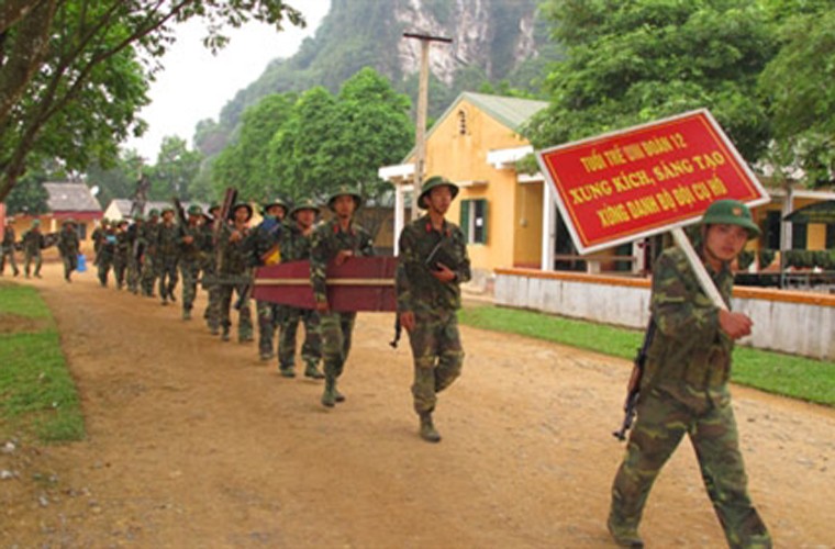 Trong những ngày này, các chiến sĩ mới đang sôi nổi thi đua, phấn đấu hoàn thành các nội dung trong chương trình huấn luyện chiến sĩ mới đợt 2, năm 2013, đặc biệt là các nội dung bắn, đánh, ném. Trong ảnh là chiến sĩ mới hành quân ra thao trường cùng nhau luyện quân.